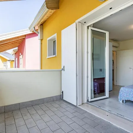 Village Apartment *